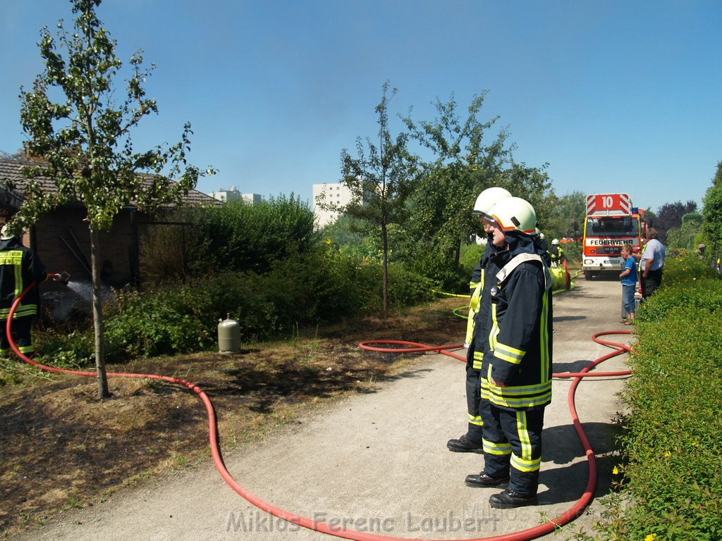 Gartenlaube in Vollbrand Koeln Poll Im Gremberger Waeldchen P092.JPG